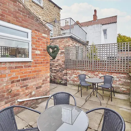 Host & - Dove Grey, 25 West End * Kirkbymoorside
